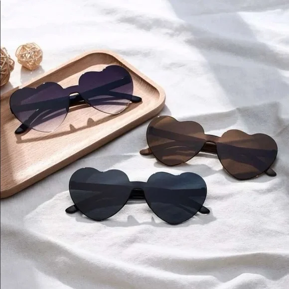 🔹ＳＯＬＤ🔹•heart sunglasses• - Picture 3 of 6